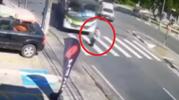 Idosa de 91 anos é atropelada por ônibus em grave acidente, mas sobrevive - Reprodução