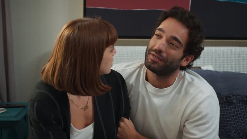 Solange (Alice Wegmann) e Afonso (Humberto Carrão) de Vale Tudo - Reprodução/Globo