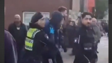 Tragédia! Homem esfaqueia 12 passageiros em estação de trem - Reprodução