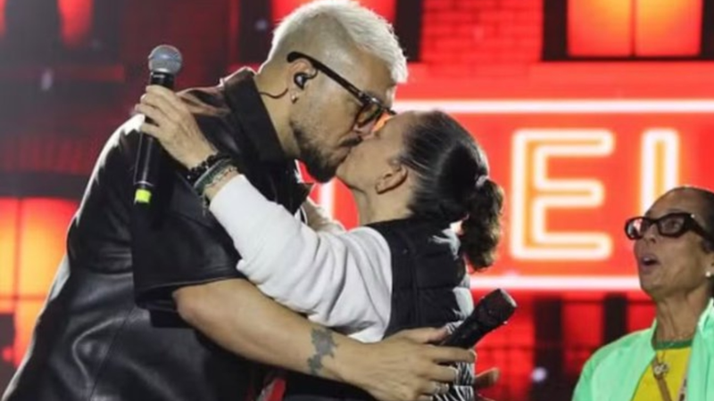 Belo beija prefeita no palco e público vai à loucura durante show na Bahia - Reprodução/ Instagram