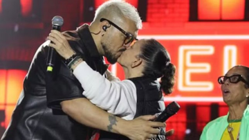 Belo beija prefeita no palco e público vai à loucura durante show na Bahia - Reprodução/ Instagram