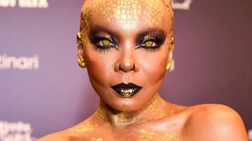 Careca? Ex-BBB Thelma Assis choca com fantasia de Halloween: "Cobras trocam de pele" - AgNews/Leo Franco e Marcelo Sá Barretto