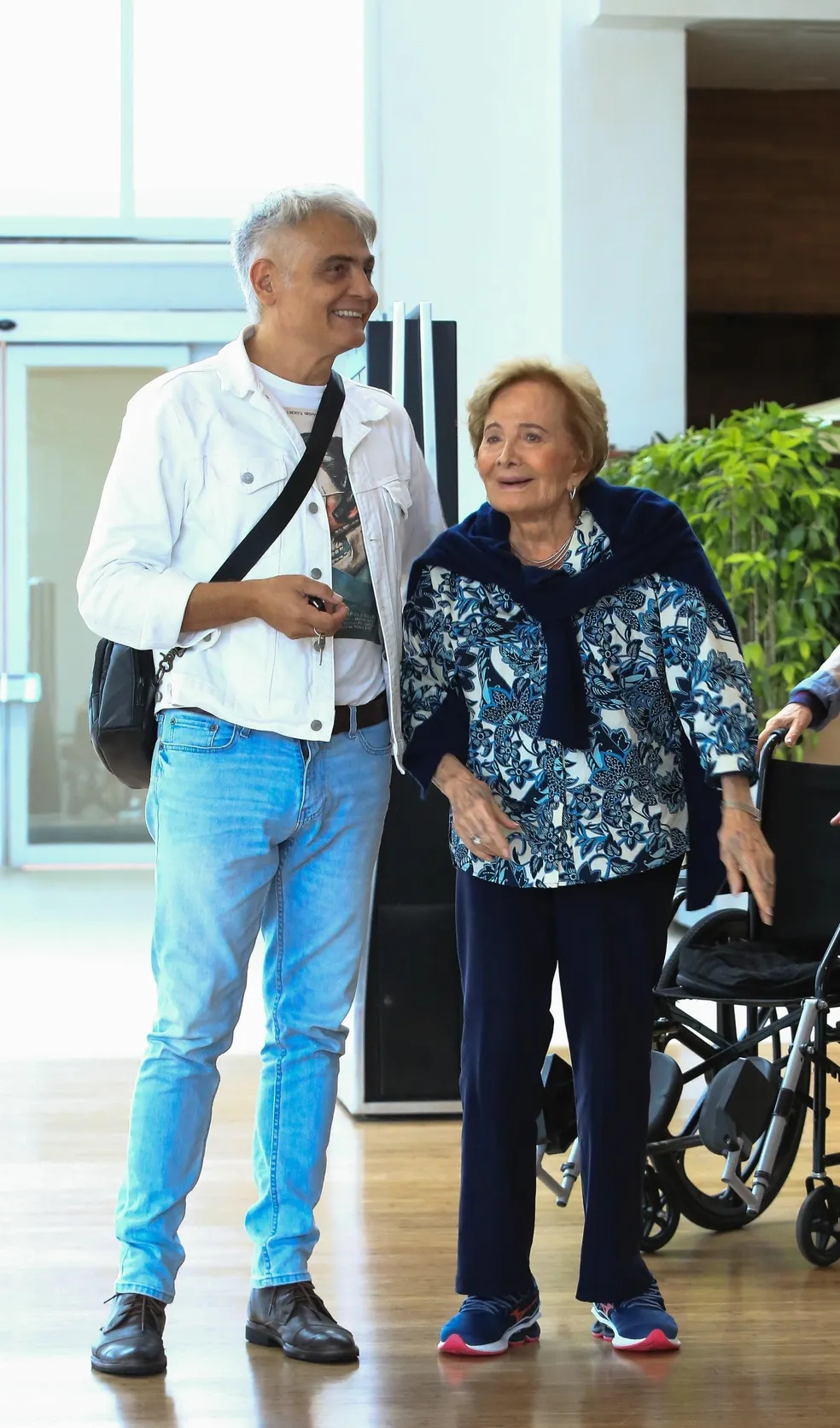 Glória Menezes surge em passeio
