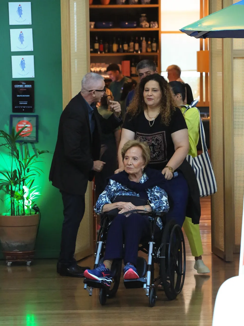 Glória Menezes surge em passeio