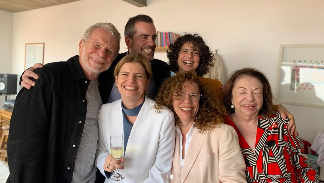 Jonas Bloch com a neta Júlia Anquier, as filhas Débora Bloch e Deni Bloch e outros famíliares